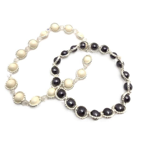 A pair of Swarovski pearl stretchy bracelets - Dark grey and off white