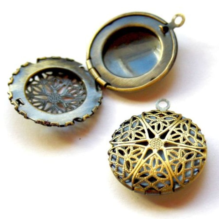 Brass locket - 23 x 20 mm - 1pc