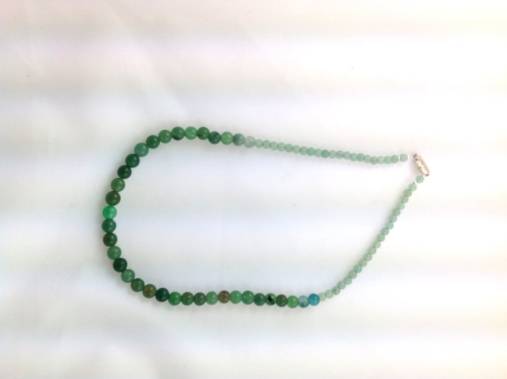 Green natural bead necklace with magnetic clasp   gift for a friend - lady girl 
