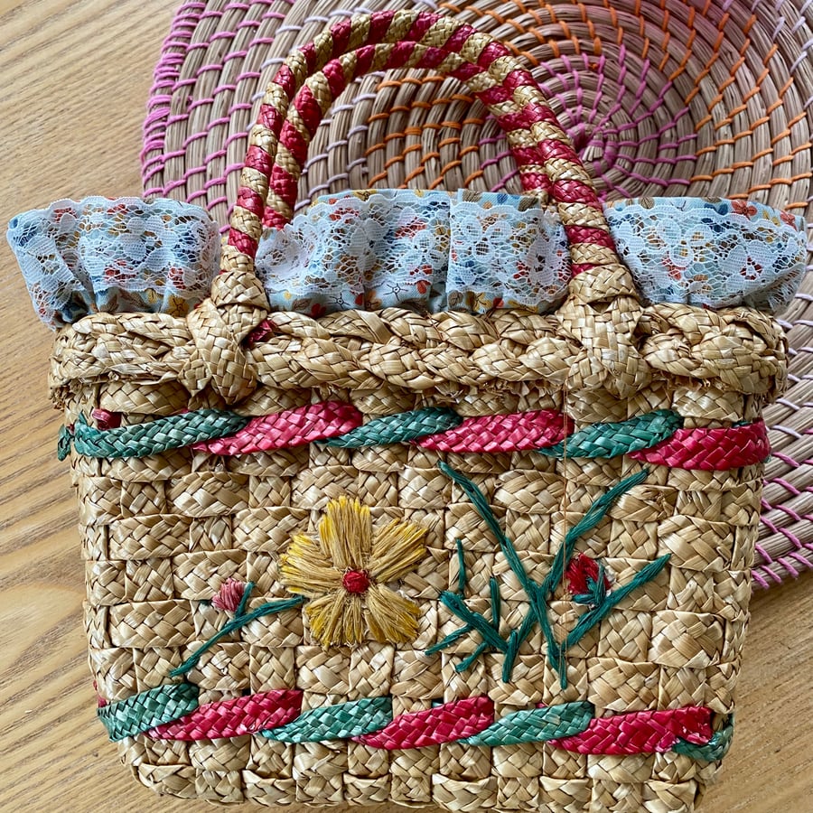 Cute vintage straw handbag - relined