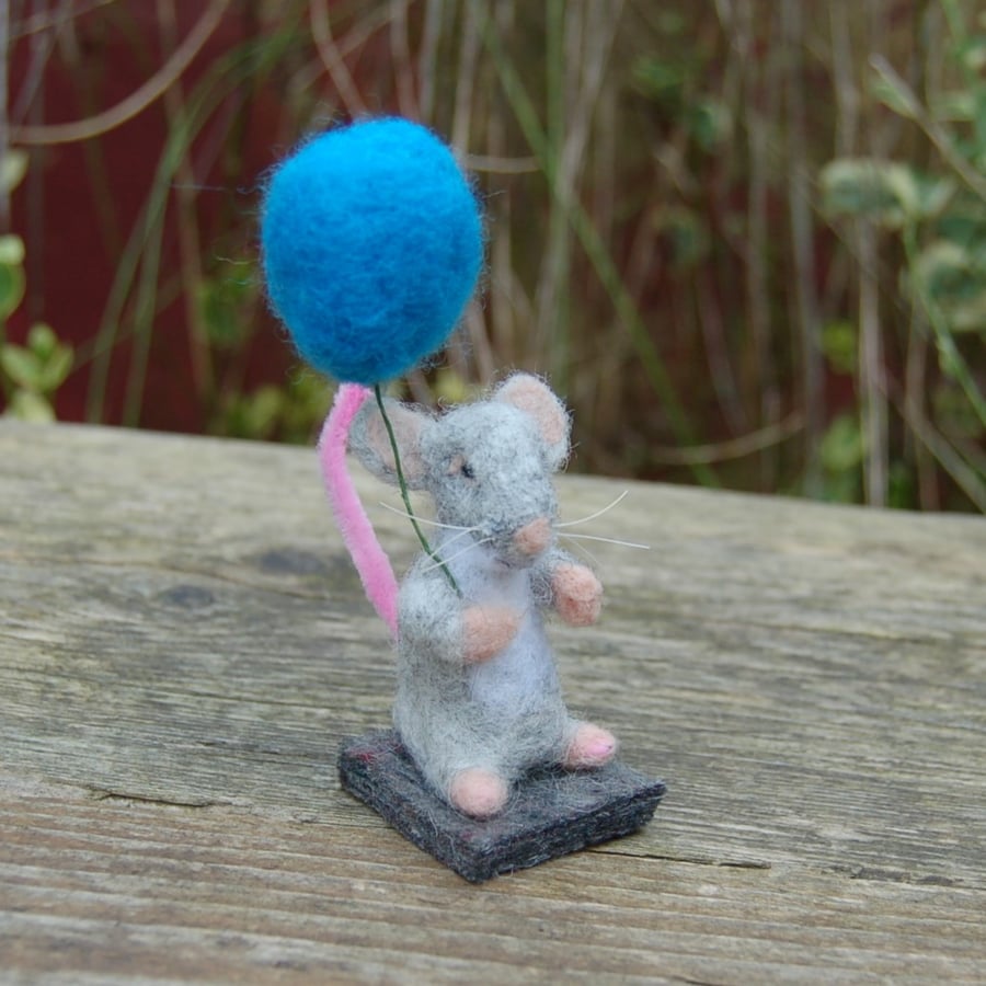 Grey mouse holding a balloon   - needlefelt.   free postage