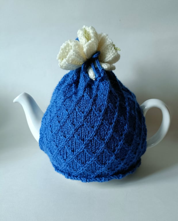 Tea cosy tea cosie - cornishware blue with crocus flowers