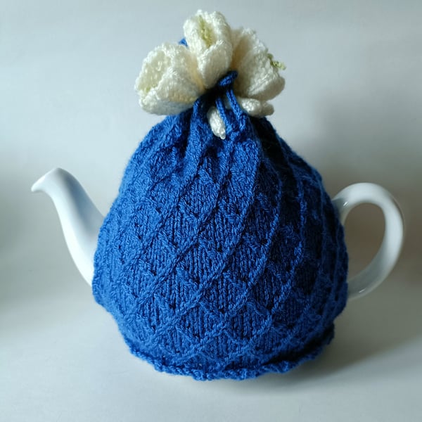 Tea cosy tea cosie - cornishware blue with crocus flowers