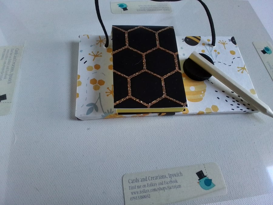 Bee and honey pot mini memo board. Notice board. Ref 155