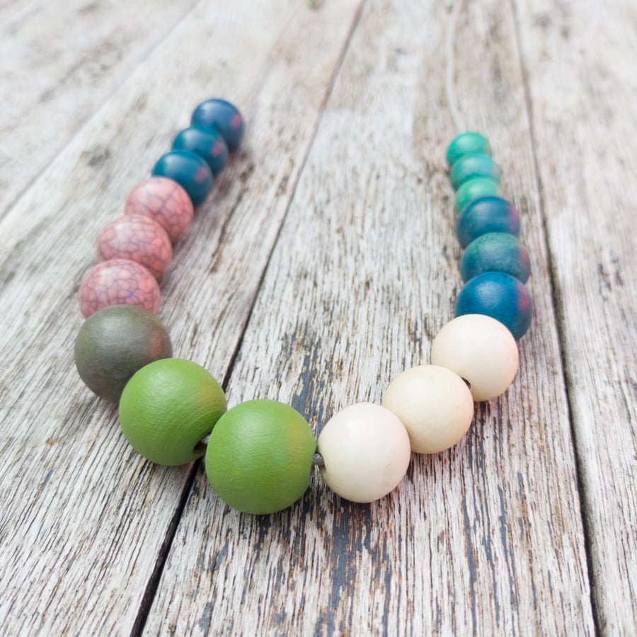 Moxie - Casual summery necklace in pale pink, olive, white and blues