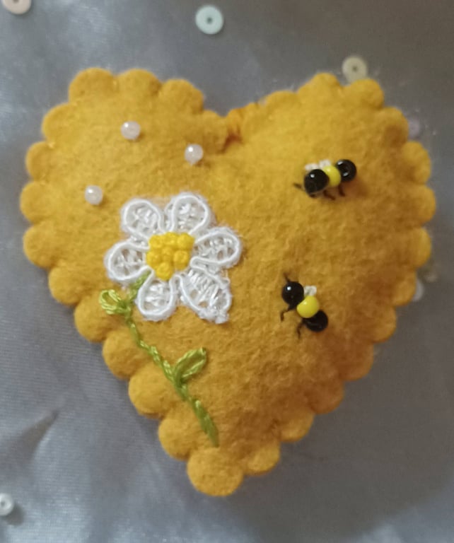 Handmade Felt Daisy and Bee Keyring Bag Charm