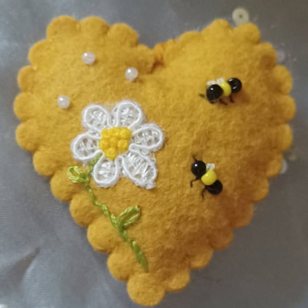 Handmade Felt Daisy and Bee Keyring Bag Charm