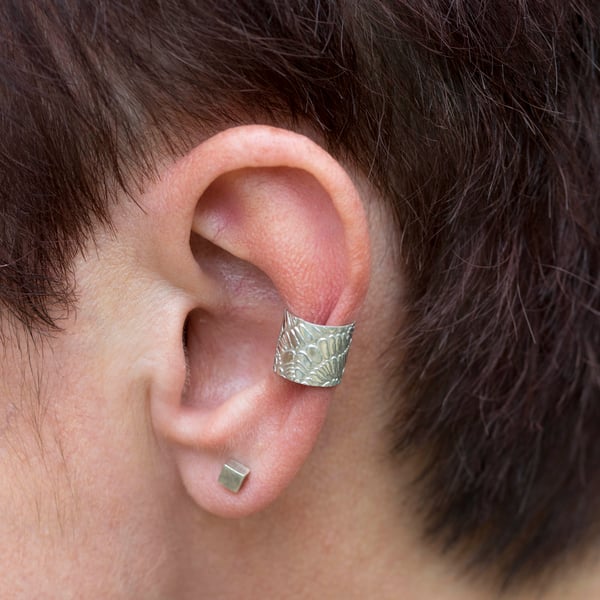 Chunky ear cuff with a "sea pebble" pattern