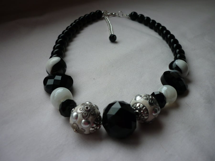 BLACK, WHITE AND SILVER CHUNKY NECKLACE.  887
