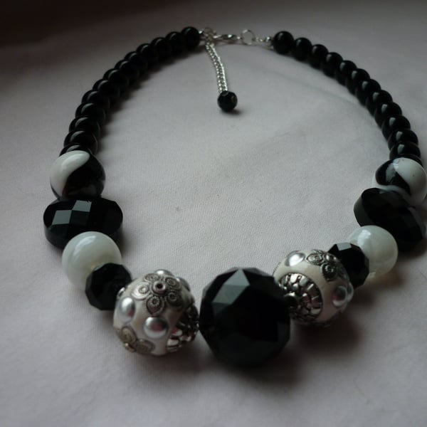 BLACK, WHITE AND SILVER CHUNKY NECKLACE.  887