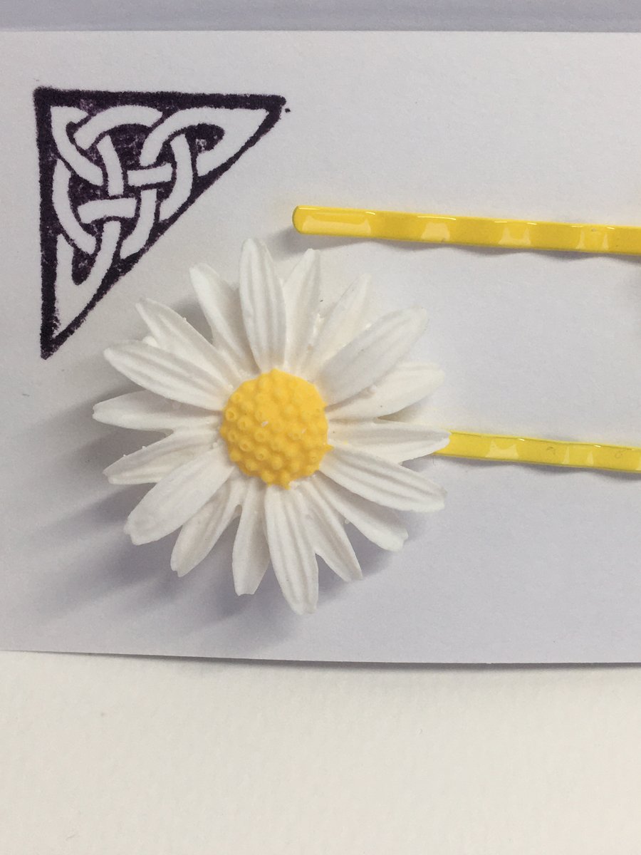 White daisy hair slides