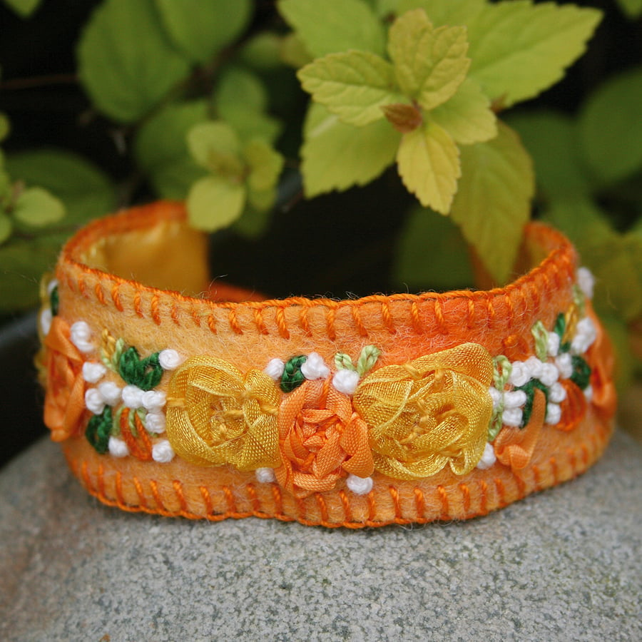 Embroidered Bracelet - Golden Rose Garland on Felt