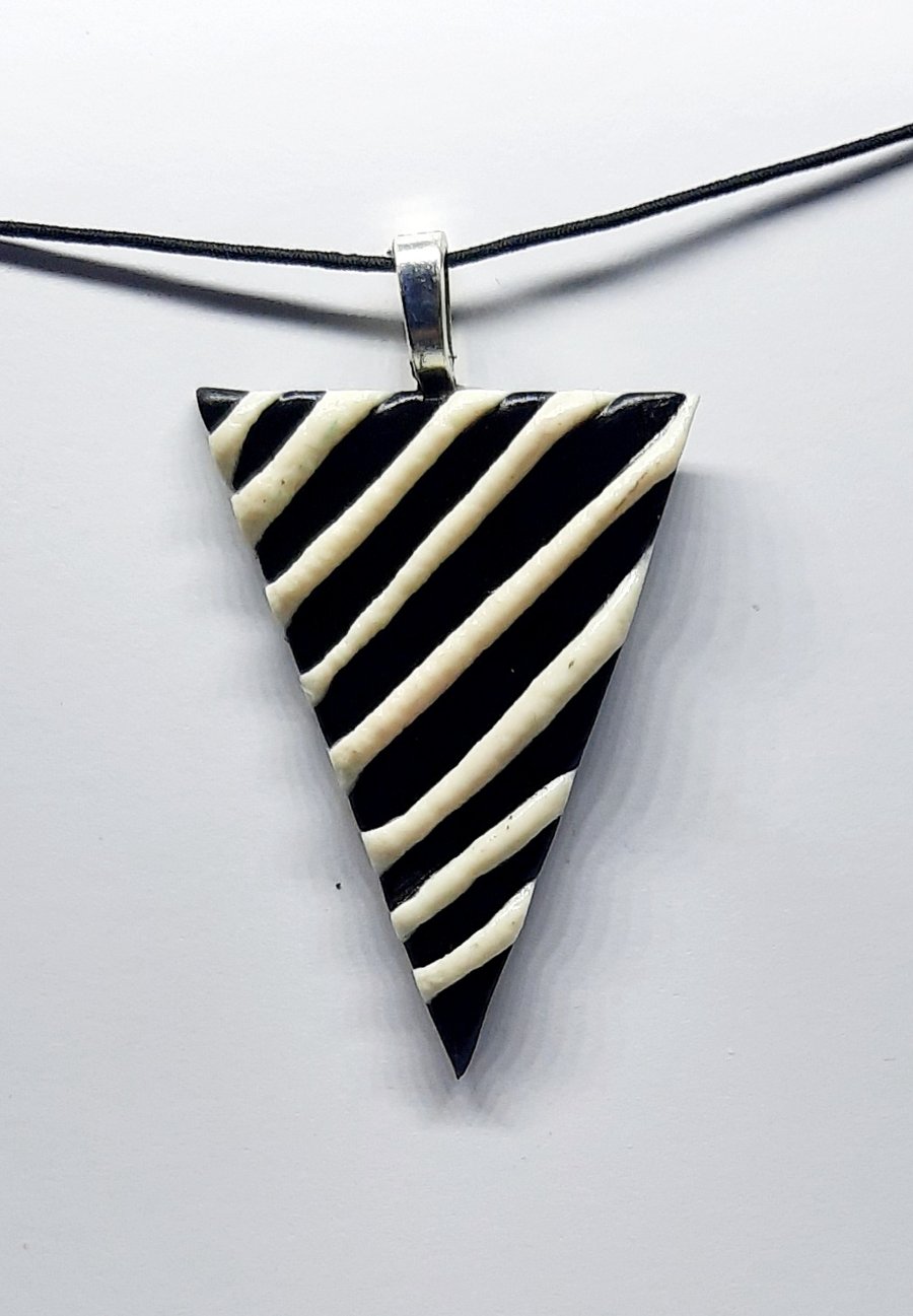 Striped pendant necklace 
