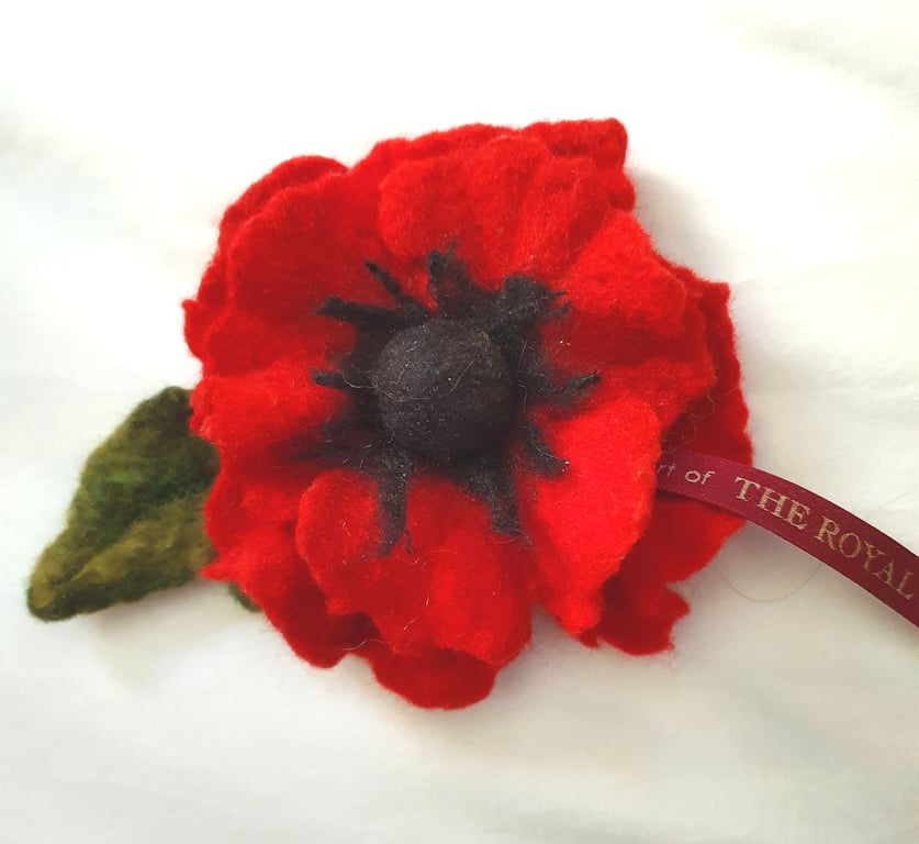 Felt poppy brooch with stamens and leaf