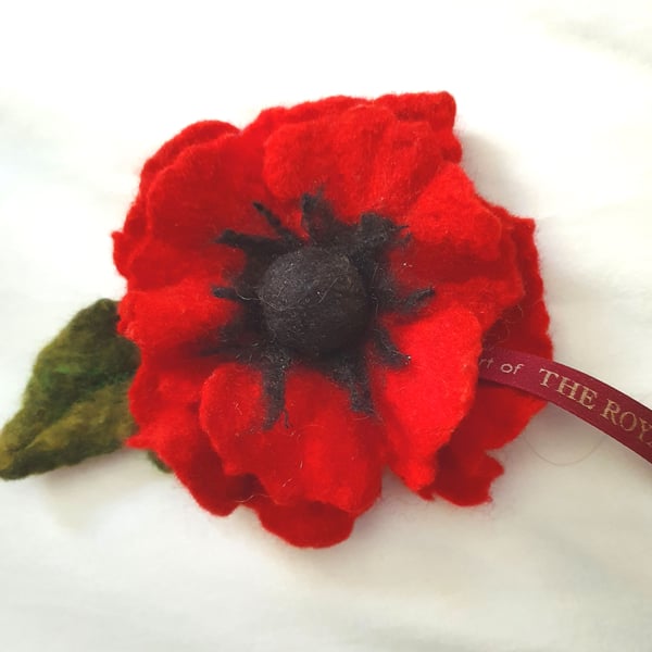 Felt poppy brooch with stamens and leaf