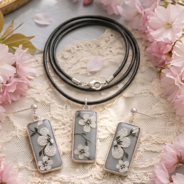 Handcrafted Floral Pendant & Earring Set 
