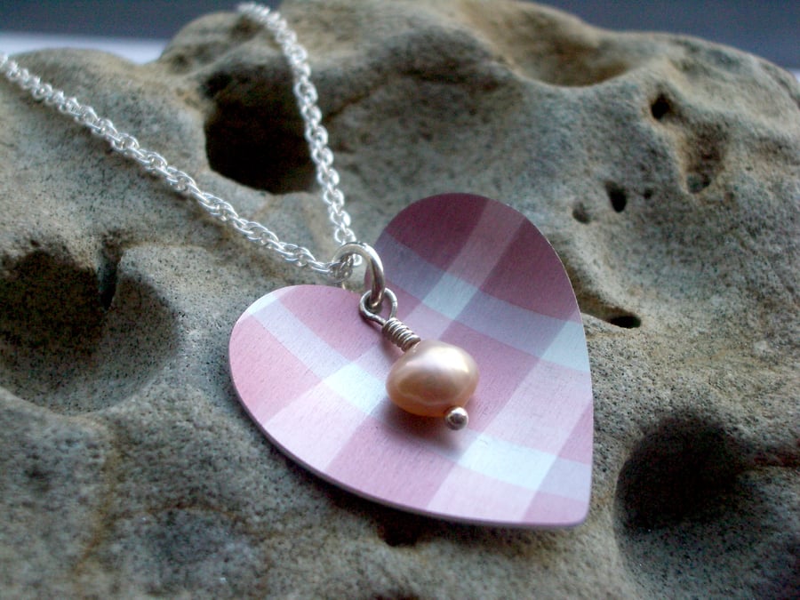 Heart pendant necklace with coffee checks and pearl