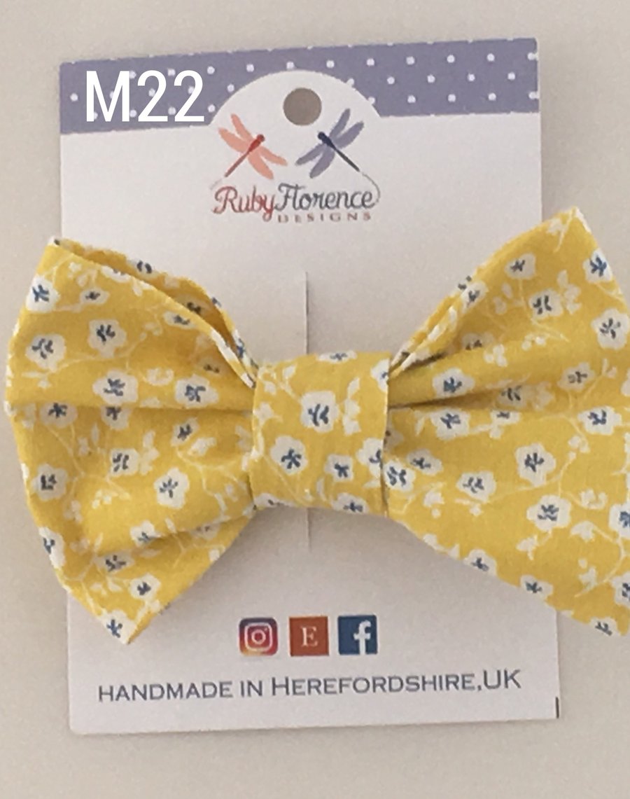 Beautiful Medium fabric hair bow clip (M22)