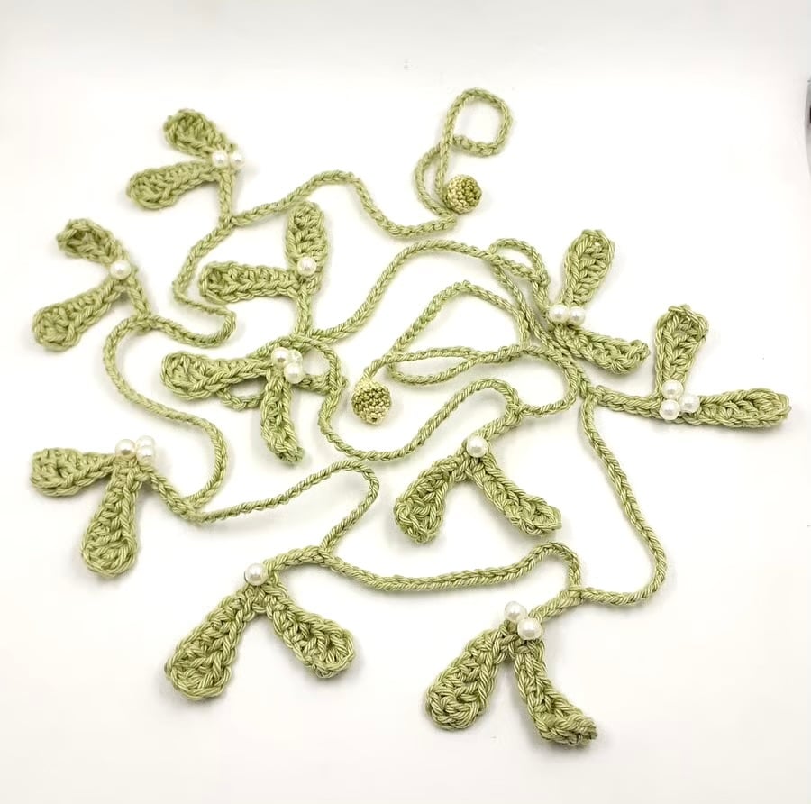 Crochet Mistletoe Garland with Glass Bead Berries 