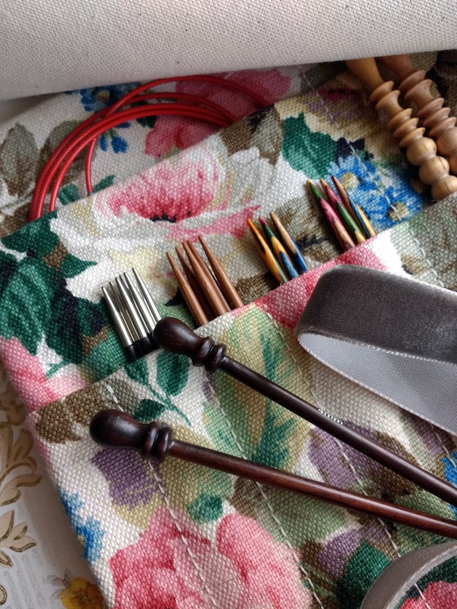 The "Lara" knitting needle travel wrap