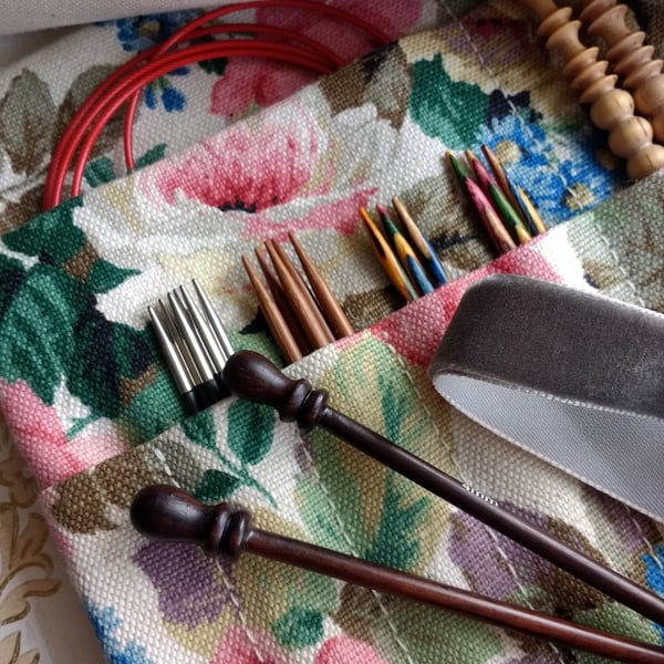 The "Lara" knitting needle travel wrap