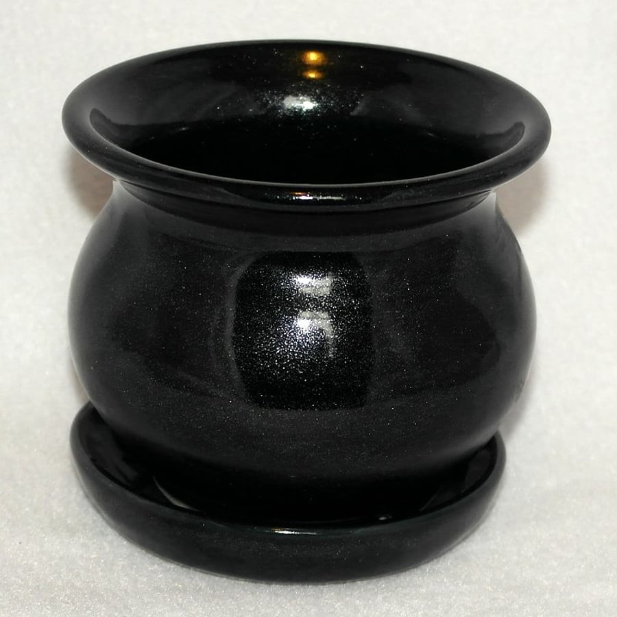 18-231 Sparkly Black Hand-Thrown Cauldron Planter (Free UK postage)