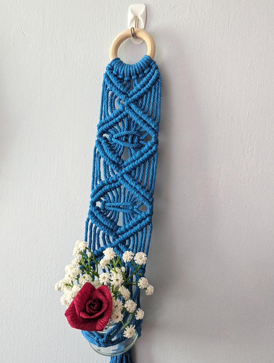 Small macrame plant pot hanger
