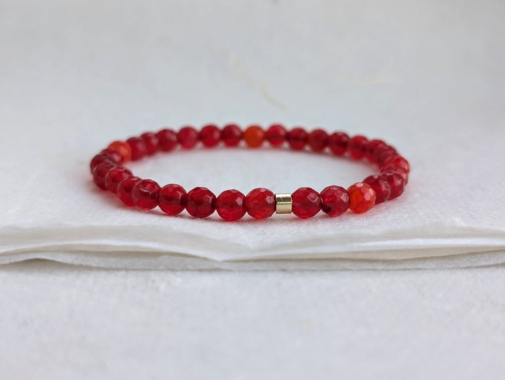 Red-orange faceted agate gemstone stretch bracelet 