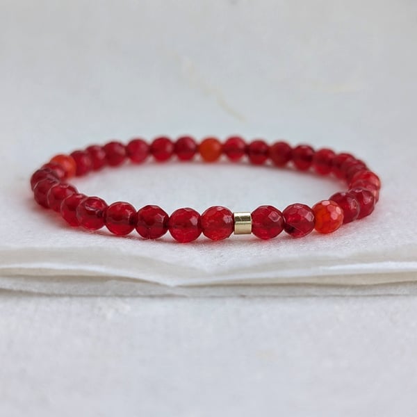 Red-orange faceted agate gemstone stretch bracelet 