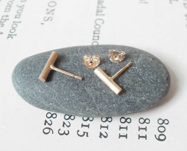 simple stick earring studs in 9ct yellow gold, 9mm long