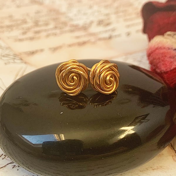 Rose stud earrings, gold