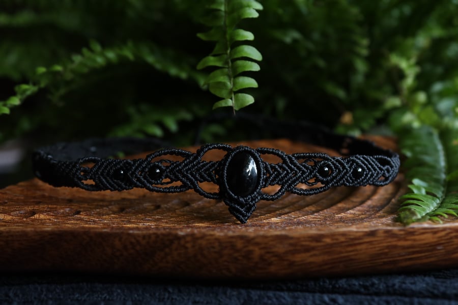 Women's macrame choker with onyx