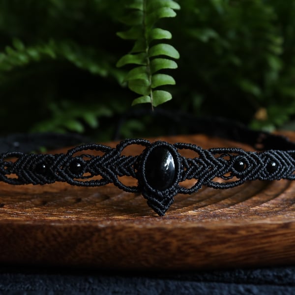 Women's macrame choker with onyx