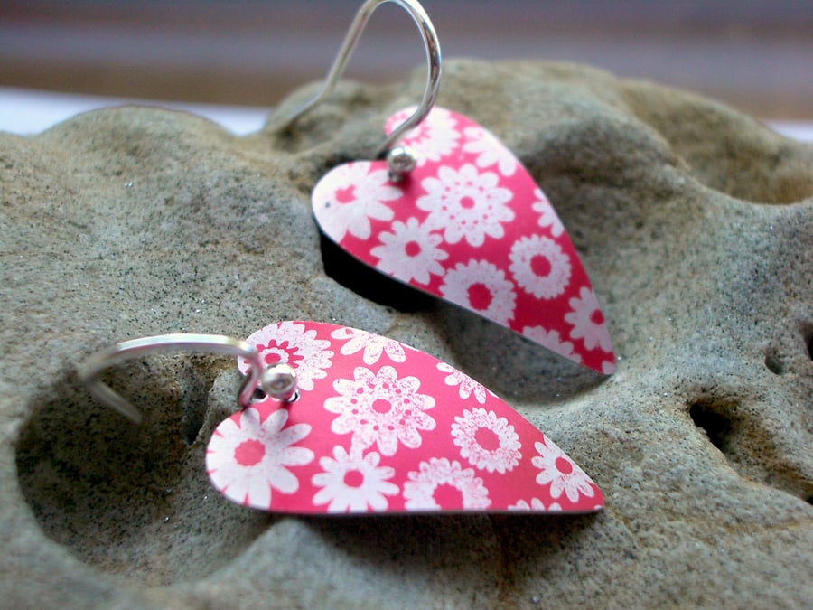 Heart earrings in red with printed flowers