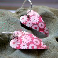 Heart earrings in red with printed flowers