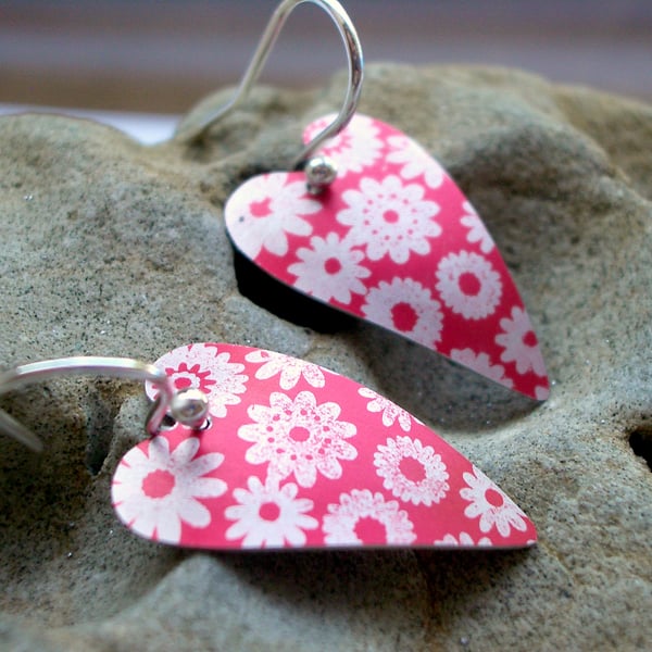 Heart earrings in red with printed flowers