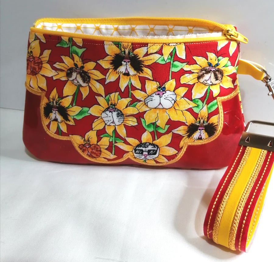 RED BAG IN ROBERT KAUFMAN CATBERRY FABRIC 