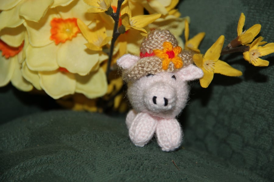 Bonnie the Pig in a Bonnet