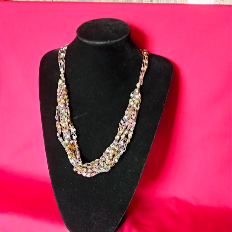 Crocheted necklace, lightweight