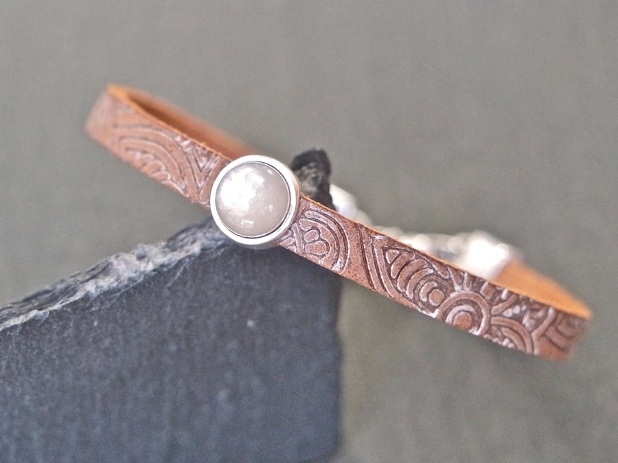 Leather bracelet - Mandala silver plated shimmery ice grey