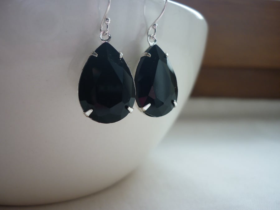 BLACK AND SILVER PEAR TEARDROP RHINESTONE EARRINGS.  1093