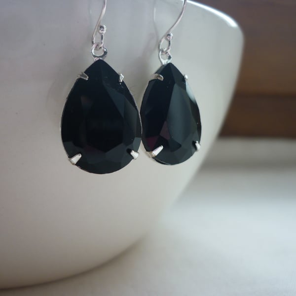 BLACK AND SILVER PEAR TEARDROP RHINESTONE EARRINGS.  1093