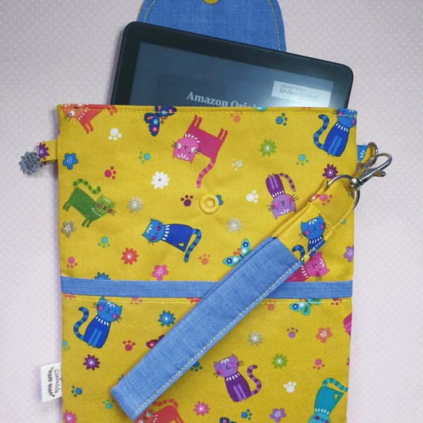 Kindle e-reader case in a cute cat print with detachable wristlet