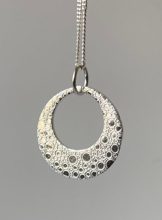 Pretty, pure silver circular necklace with beautiful with bubble pattern. 