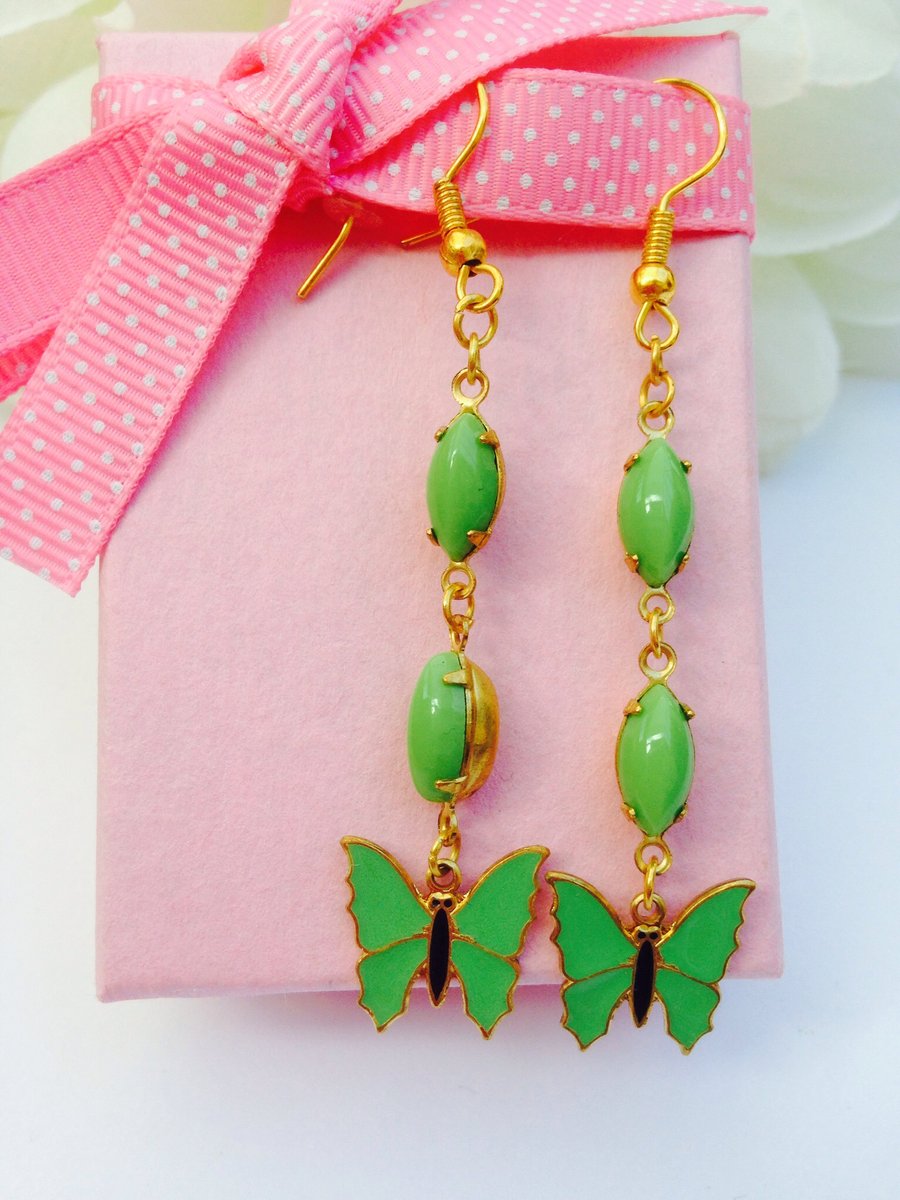  Pretty vintage pea green glass and butterfly earrings 