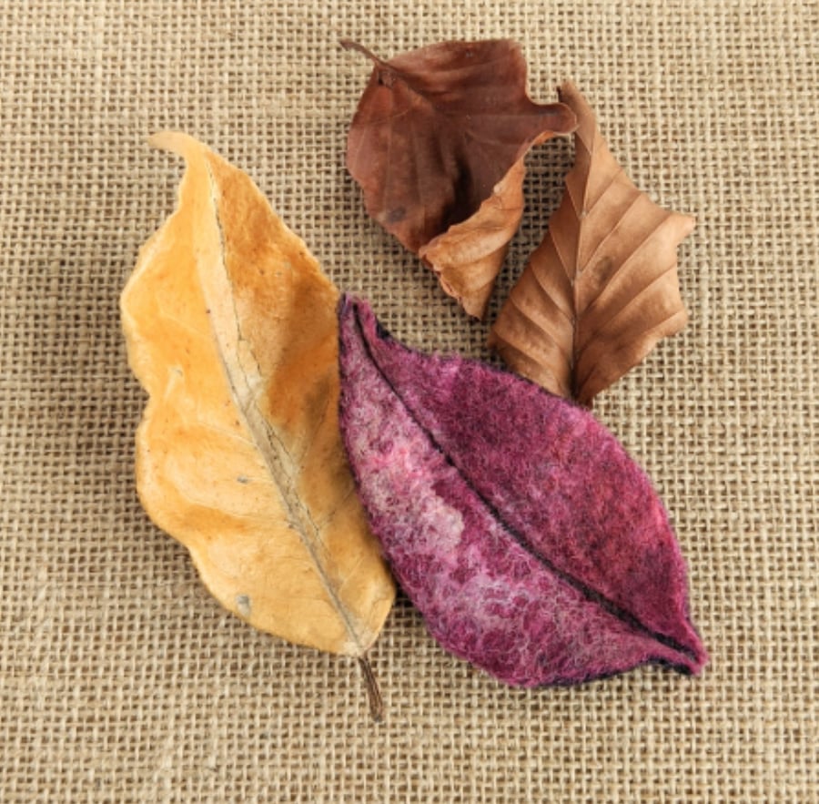 Felted leaf brooch : pink