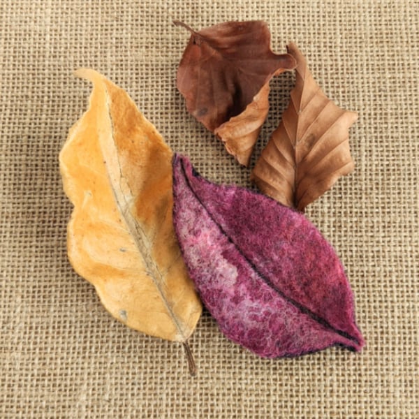 Felted leaf brooch : pink