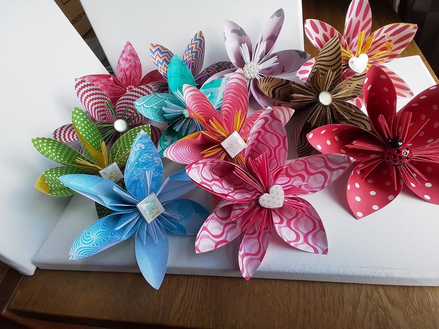 Paper flowers. Set of 12 kusudama flowers. Origami flowers. Ref 196