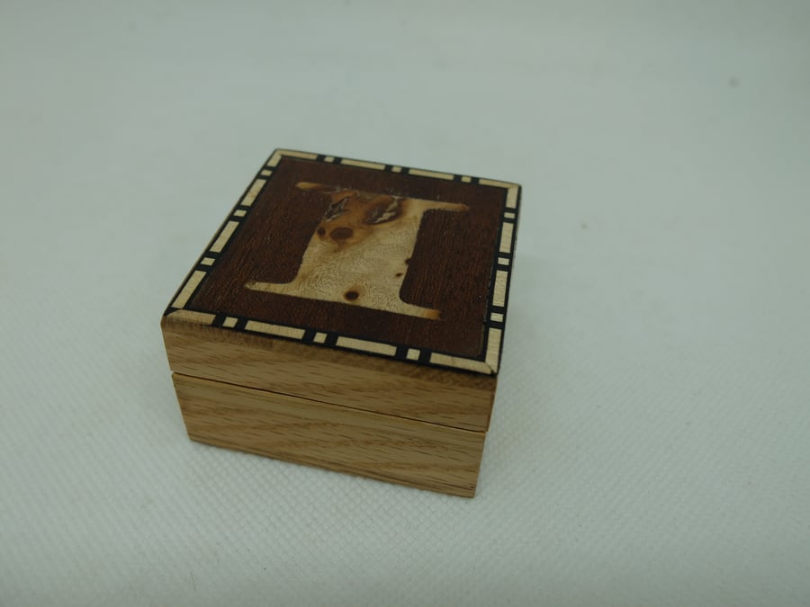 Small lidded box with veneered letter I to lid