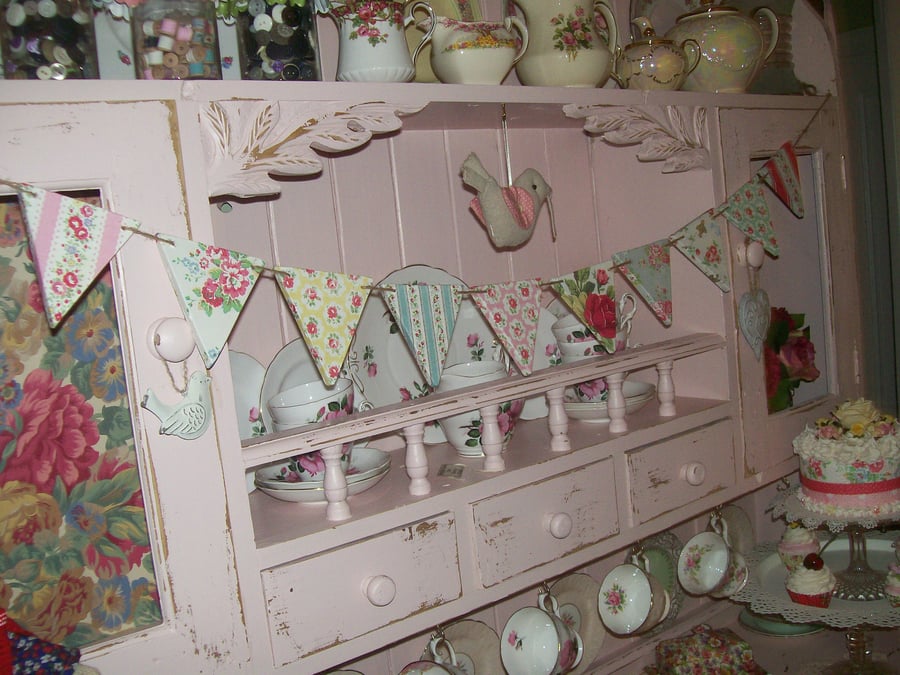 SHABBY CHIC WOOD BUNTING MADE USING CATH KIDSTON VINTAGE DESIGN DRESSER DISPLAY